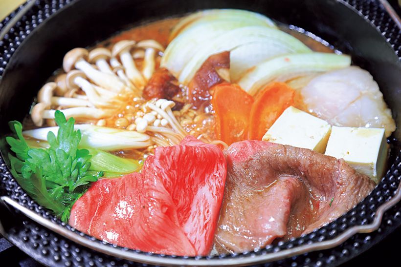 三重県・中南勢の名物「松阪牛のすき焼き」。