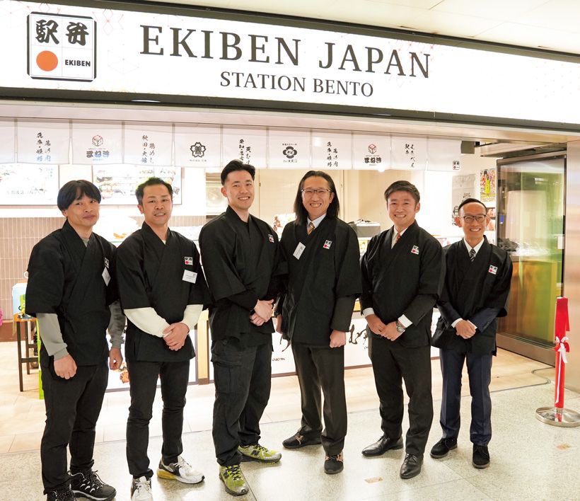 長蛇の列ができたチューリヒ中央駅店前。右から松浦商店・松浦浩人社長、まねき食品・竹田社長、花善・八木橋社長、各社職人の皆さん。