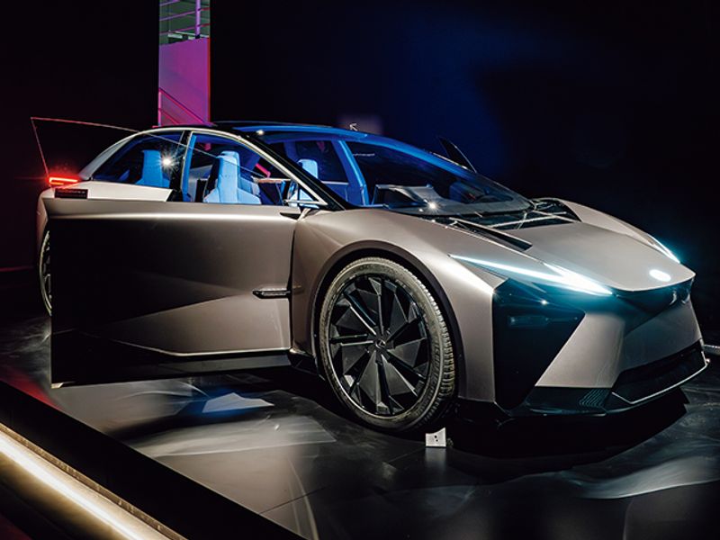 「姿勢が低くてスポーティに見えるが、中はスペーシャス。電動化によって、車として必要な機能がミニマイズされているからです」（渡辺President）。