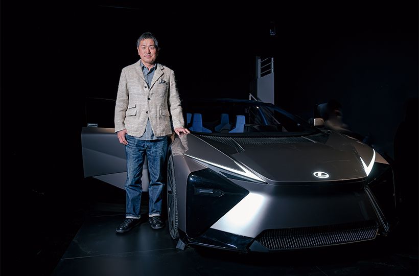 会場入り口近くに展示されたコンセプトカーに寄り添う渡辺President。UX300e、新型RZのチーフエンジニアを務め、Lexus Electrified 開発部の担当部長として電動化の推進を陣頭指揮。2023 年より現職。