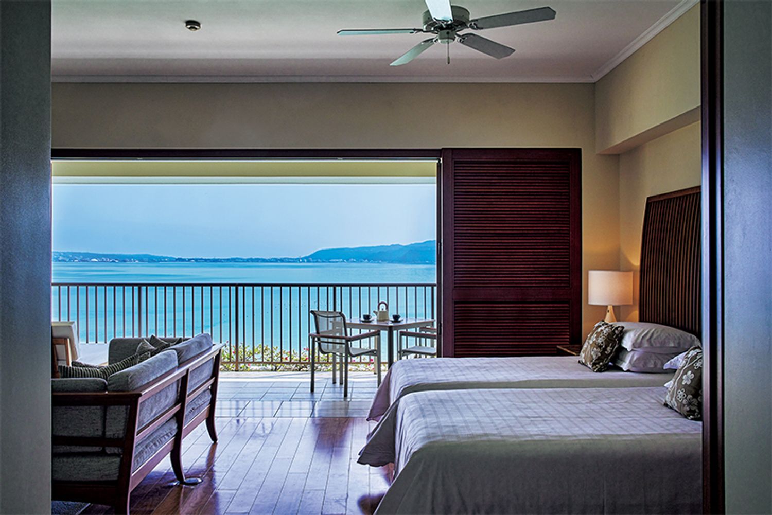 一日中海とともに過ごせる客室「クラブデラックスオーシャン 2ベッドルーム」。入り江の向こう、海越しには名護の街も見える。