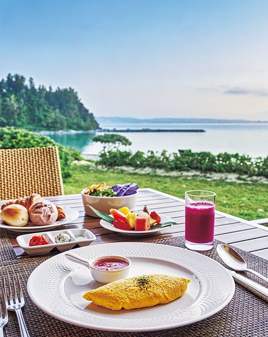 朝日を浴びながら、フレッシュでみずみずしい野菜やフルーツがたっぷりの朝食を。