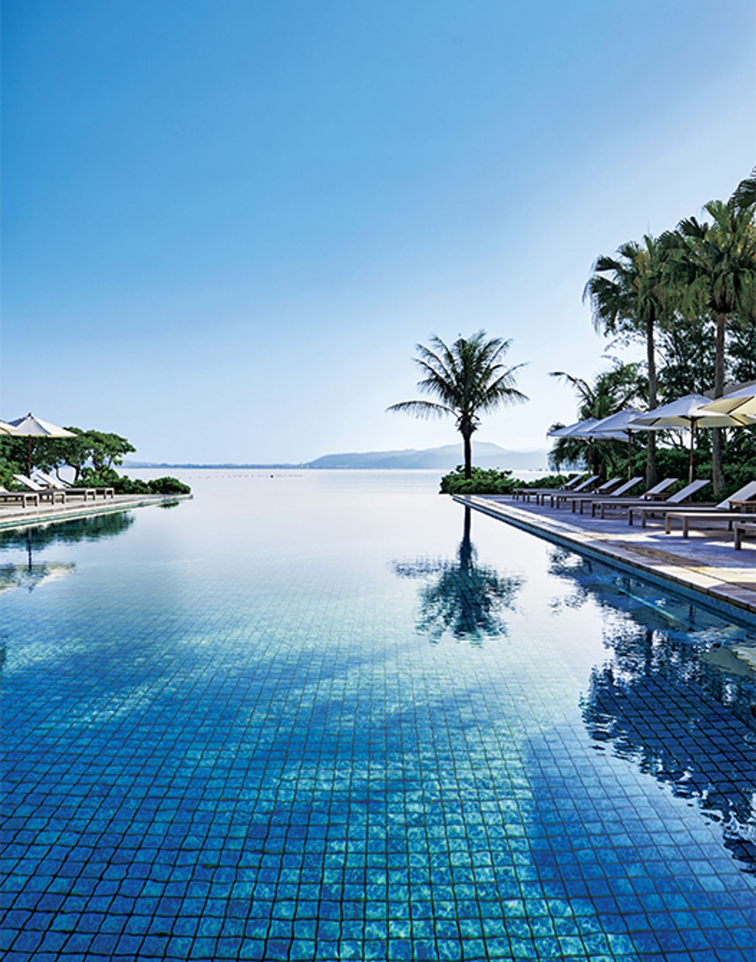 南国の海と空と一つになる醍醐味を、沖縄「ザ・テラスクラブ ウェルネスタラソアット ブセナ」のインフィニティプールで味わって。