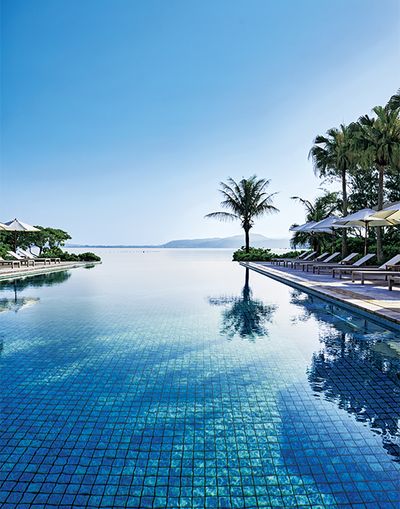 南国の海と空と一つになる醍醐味を、沖縄「ザ・テラスクラブ ウェルネスタラソアット ブセナ」のインフィニティプールで味わって。