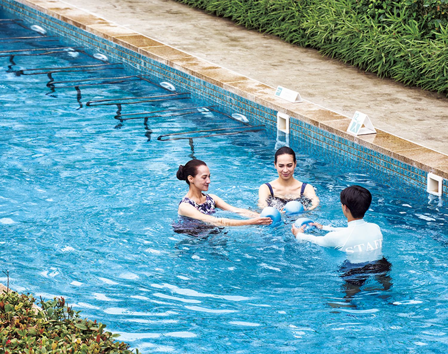 滞在中はいつでも利用できるタラソプール。プランでは「タラソバイオツアー」というプログラムで体の動かし方などを教わる。