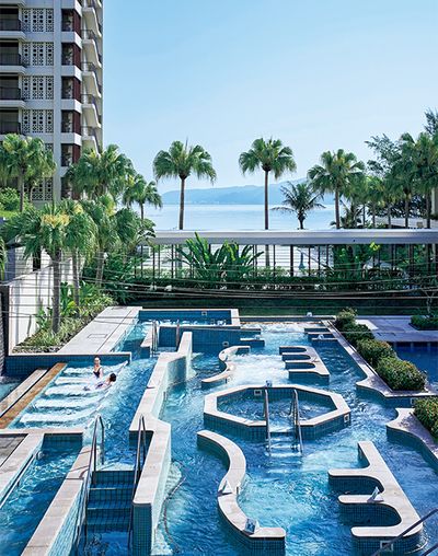 部瀬名岬沖の新鮮な海水を引いた「タラソプール」。ジェットエリアや水流エリアなど14か所のポイントが設けられ、一周歩くだけでもさまざまな効果が期待できる。調整された海水温では、自律神経を整えられるとか。