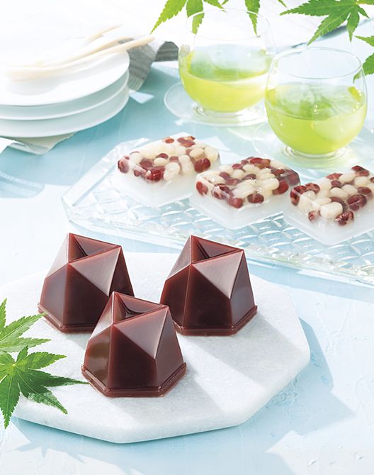手前は小豆の濃厚な風味が広がるなめらかな口あたりの「水羊羹」1個324円。奥は柔らかな餅羹にのせた2色の小豆を透明な錦玉羹でとどめた「夏の玉露地」1個281円。ともに8月下旬までの夏期限定商品。
