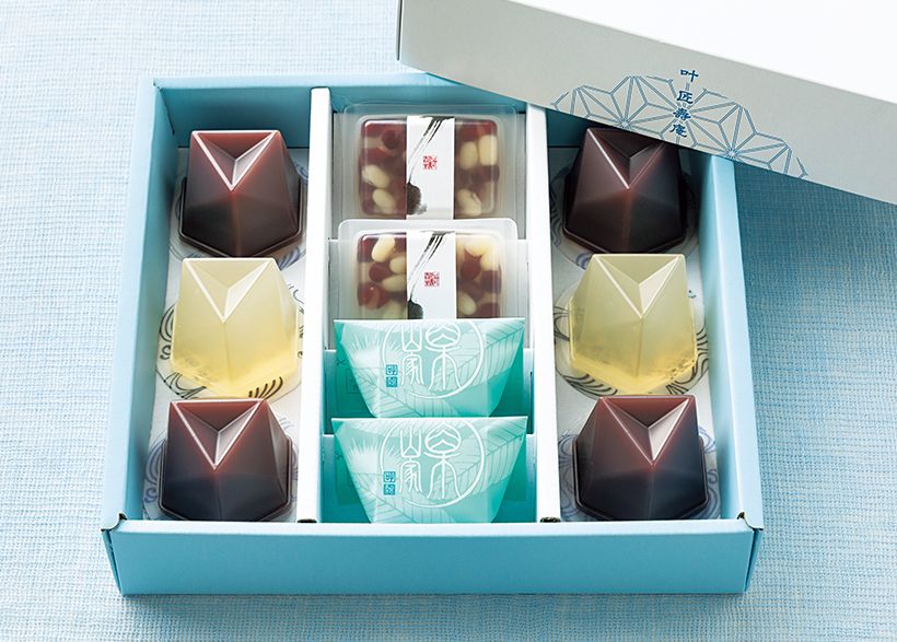 夏の手土産やお中元に。冷やしておいしい「水羊羹」「濃果汁（林檎）」「夏の玉露地」「栗山家」をギフトボックスに詰めた「夏水羹（NGS-30）」3240円。ネット注文は8月中旬まで、店頭販売は8月下旬までの予定。