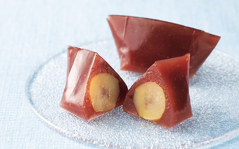 「寿長生の郷」に佇む庵の風情をイメージした「栗山家」1個292円。もっちりとした食感の蒸し羊羹の中に、里山の実りである栗の甘露煮が一粒包み込まれている。