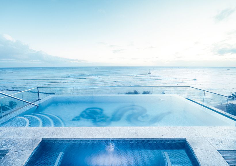 インフィニティプールは24時間稼働。ハワイ生まれのロミロミやホットストーンで体を癒やすスパもあり、パーソナルな施術に対応。インフィニティプールは要予約で時間制。