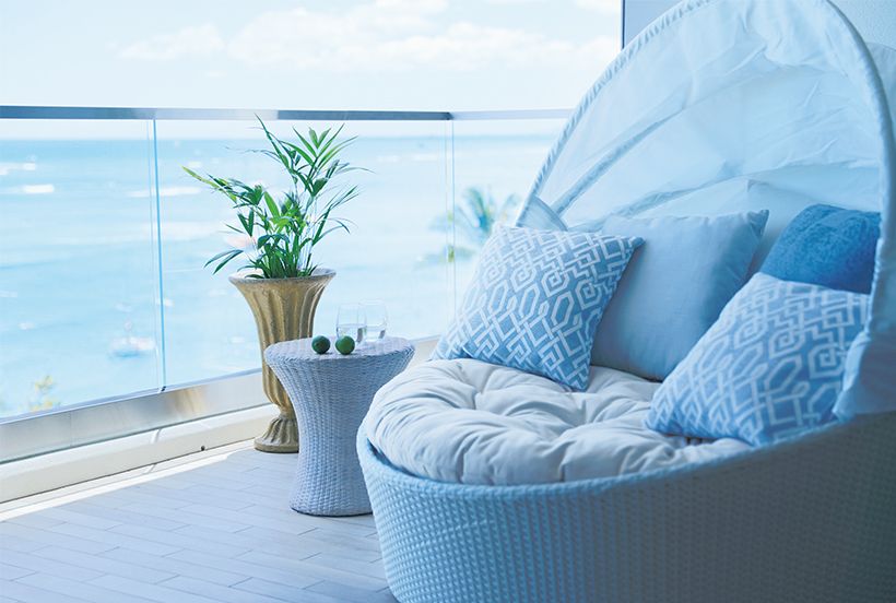 ハワイの優雅な休日気分を高めるラナイには、日よけ付きのデイベッドやジャグジーを備える。