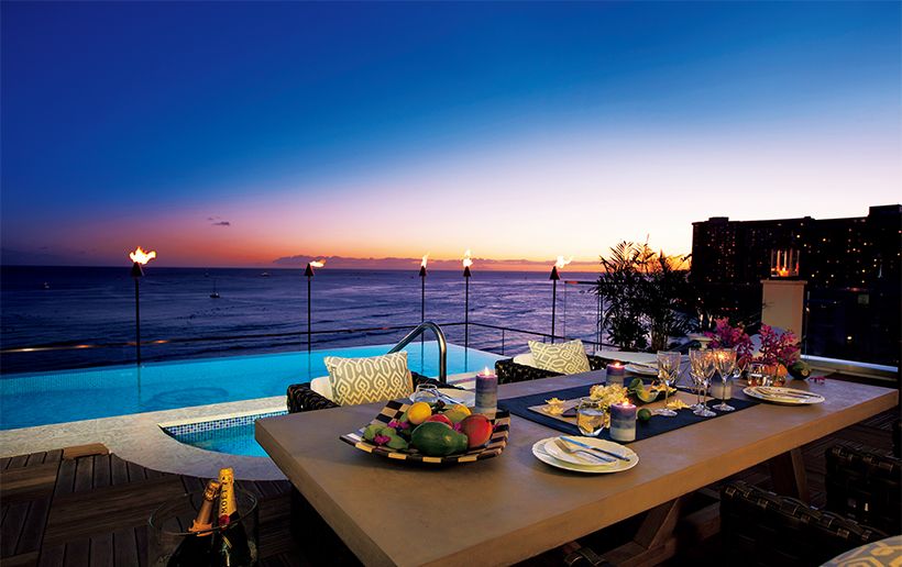 最上階のインフィニティプールではプライベートディナーやカクテルなども楽しめる。トワイライトタイムは幻想的な雰囲気に。