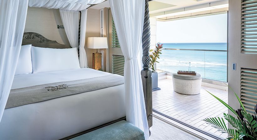 客室はすべて広々としたスイートルーム。1フロアに1室という贅沢なつくり。マスターベッドルームには天蓋付きのキングベッドが置かれ、今治産の上質リネンの肌触りが心地よい眠りを誘う。客室にはキッチンもあり、暮らすように旅するステイも叶う。