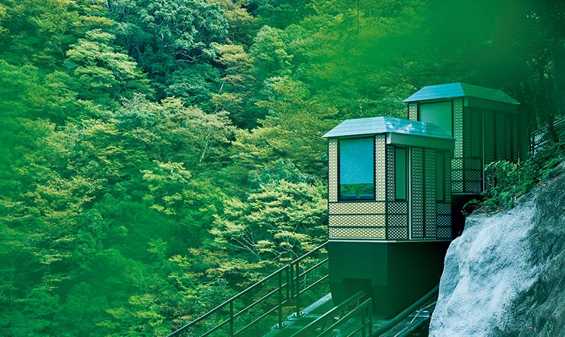 国道1 号線沿いにあるアッパーレセプションから宿泊エリアまでは渓谷電車（モノレール）で降りていく。約5分の小さな旅が非日常へと誘う。