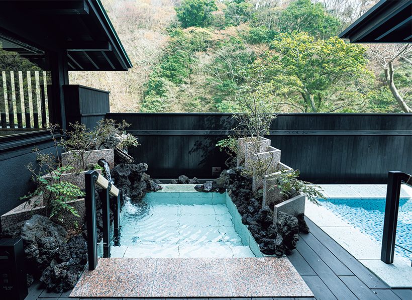 ベッドルームから繫がるテラスに は、左手に露天風呂、右手にはプールも。