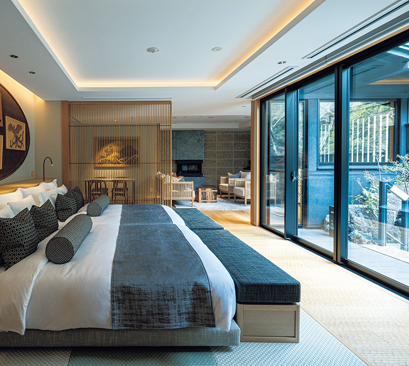 客室「結」はバリアフリー。宿名にもなっている「麒麟」「鳳凰」「亀」「龍」が組子細工で描かれた「地平天成」、「赤富士」のアートピースを据えたモダンな空間。組子職人の塩澤正信作。