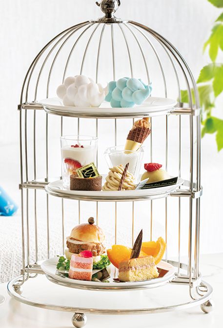 ホテルオリジナルのスイーツやセイボリーを選び、ご自身で3段のティースタンドに盛りつける「カスタマイズアフタヌーンティー」。