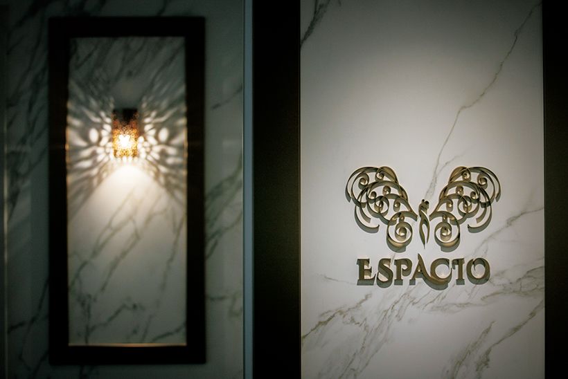 名古屋駅からは車で5分、伏見駅からは徒歩数分とアクセスも抜群。客室は全54室。