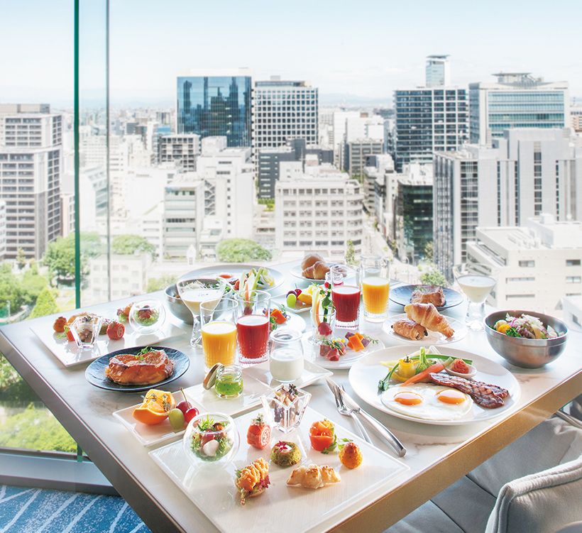 ブルーと白で統一されたゲストラウンジで、朝食を。ホテル自慢の卵料理やフレンチトーストのほか、彩り豊かな料理がブッフェスタイルで楽しめる。地元食材にこだわった和食も人気。