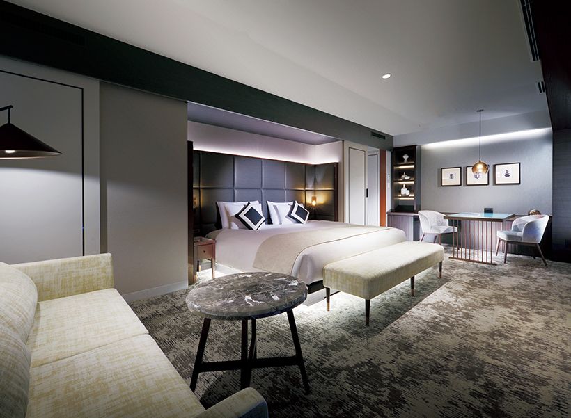 落ち着いた色合いでまとめられた「エスパシオデラックスダブル」ルーム。すべての客室にIHクッキングヒーター 付きのミニキッチン、洗濯乾燥機が完備されている。