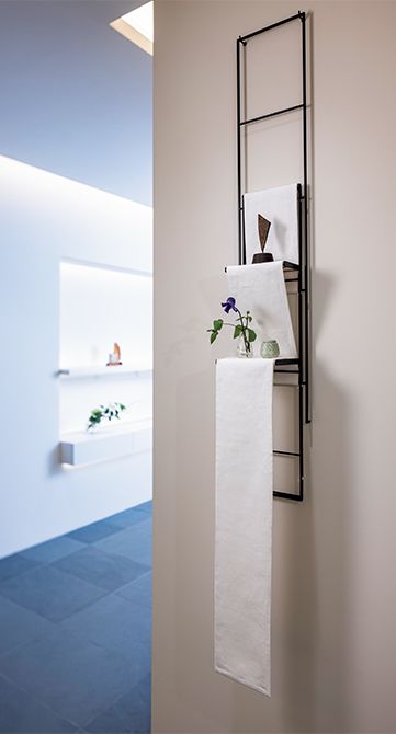 スチール製のフレームは伸縮可能。「掛縁」（幅20.5×奥行き17.8×高さ110.2～156センチ）20万 9000円　上から、仏像「十時 啓悦 114. 象形e」1万3200円、 花入れ「松岡 ようじ 豆ひょう たん」4400円、具足「清水 真由美 20’-20 pot」3万6300円／すべて厨子屋 銀座本店