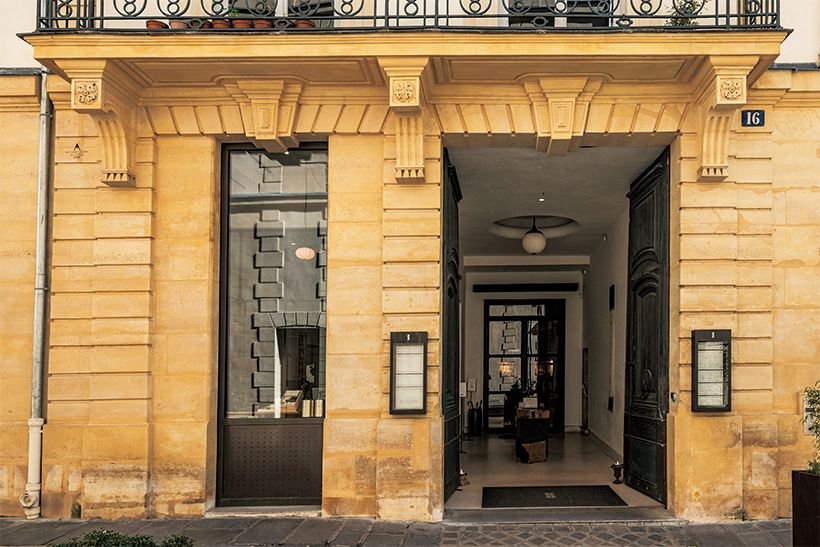 パリの歴史が色濃く残るセーヌ川右岸、マレ地区に建つ「オガタ・パリ」。ドアの内側には3層吹き抜けの空間が広がる。