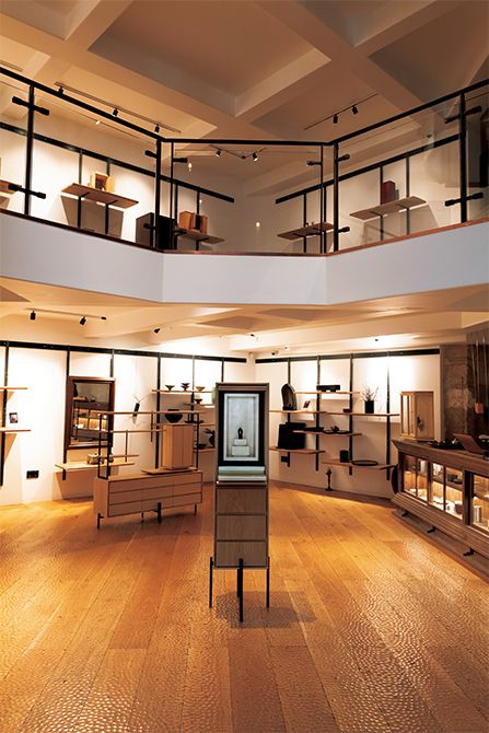 1階には、緒方さんとアルテマイスターの協業によって生まれたデザイン性の高い厨子を、ゆったりと配置。精神的なものを映す日本の箱の文化に焦点を当てた展示となった。