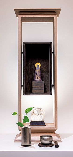 「立縁」（幅21×奥行き15.5×高さ59.2センチ）74万8000円　仏像「成田 聡子 お地蔵さん立像（色付き）」1万8700円　上から、位牌「水晶 TA-36 208」7万2600円、 花立「makoto 霞銀」2万130円、リンセット「makoto 霞銀」3万3440円／すべて厨子屋 銀座本店