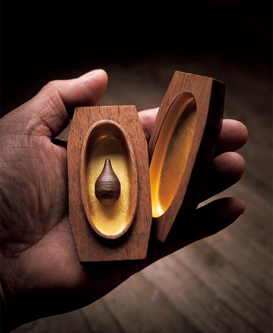 保志さんが手にしたデザイン厨子「森 豪男 うてな厨子 樽型 ウォールナット」6万6000円