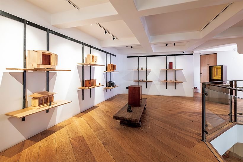 吹き抜けに面した中2階には、日本のアーティストたちが制作した、かたちも大きさもさまざまな厨子が並ぶ。