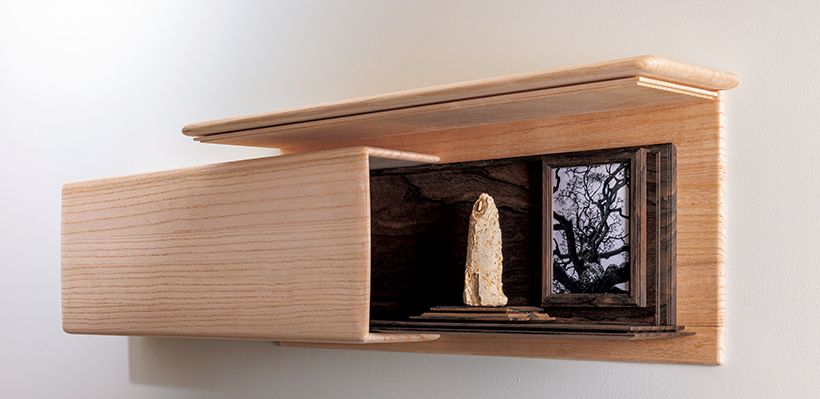 会津産の上質な桐を使用したスライド式の厨子。内部のフォトフレームもスライドできる。「座縁」（幅56～90×奥行き13.5×高さ23.9センチ）52万8000円　仏像「伊藤 慶二 仏 24_08」3万3000円／ともに厨子屋 銀座本店