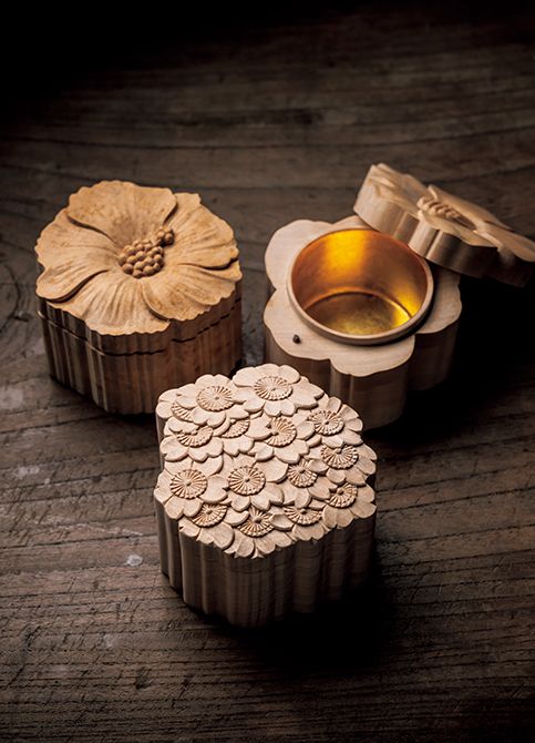 奥から、デザイン厨子「森 豪男 香合厨子 花彫り型 芙蓉」、「森 豪男 香合厨子 花彫り型　椿」、「森 豪男 香合厨子 花彫り型 桜」各9万9000円　