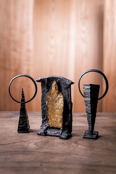 右から、仏像「久村 卓 鉄仏（大）」9900 円、「伊藤 慶二 仏 23-106-01」5万5000 円、「久村 卓 鉄観音（大）」9350 円