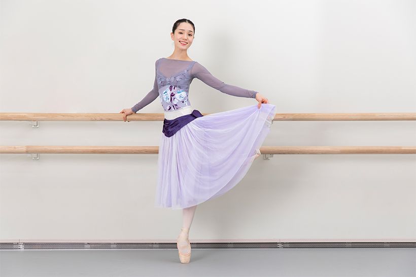 ずっと変わらぬ美しいボディラインをキープされている小野さん。秘訣を尋ねると「とにかくしっかり食べることです」との答え。特に夕食をきちんと摂るそうです。「和食を中心に、お米、お魚、お肉などバランスよくいただきます。メニューは名前のない家庭料理なんですけど(笑)、お醤油とみりん、お砂糖で甘辛のおかずをよく作ります」(小野さん)