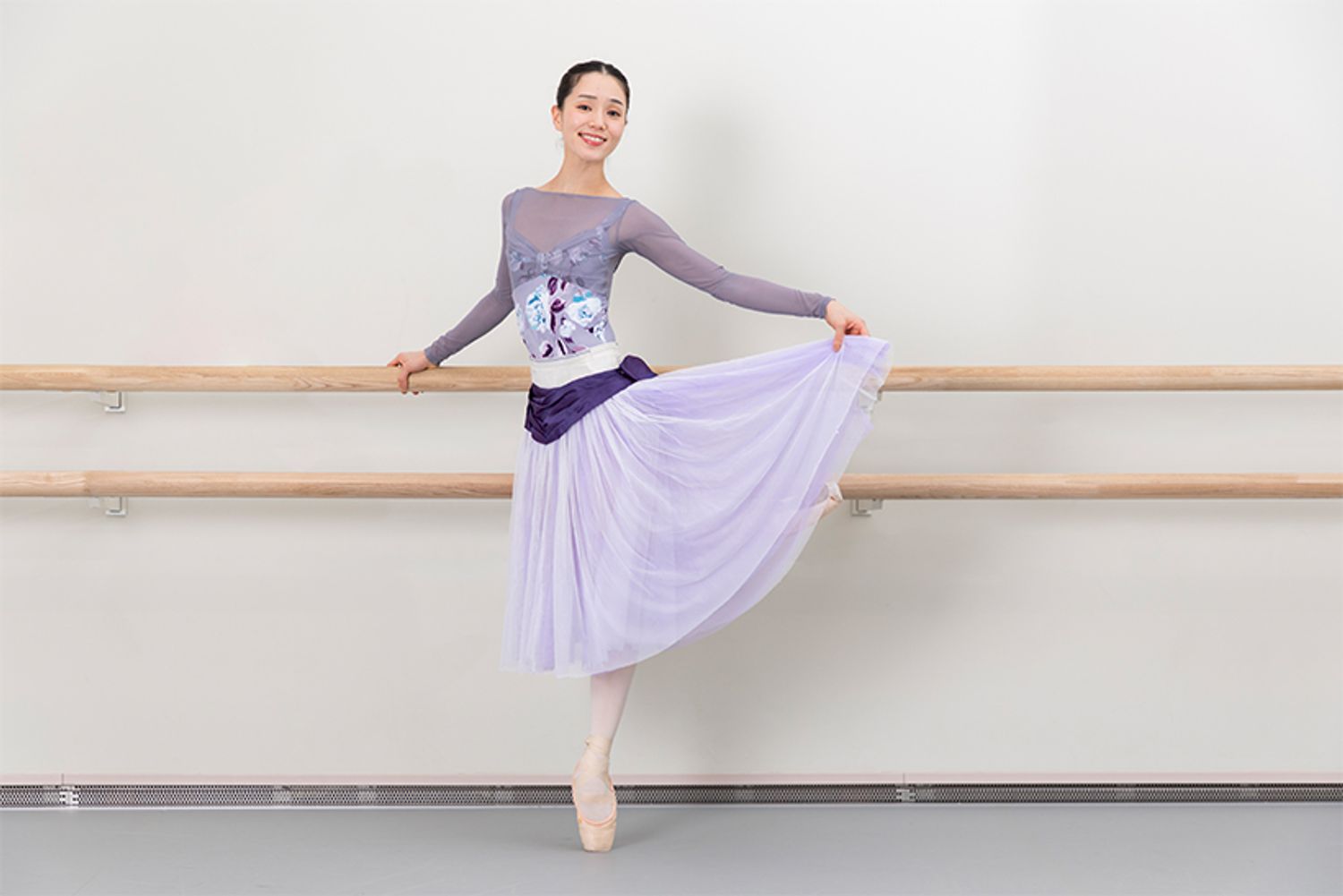 ずっと変わらぬ美しいボディラインをキープされている小野さん。秘訣を尋ねると「とにかくしっかり食べることです」との答え。特に夕食をきちんと摂るそうです。「和食を中心に、ご飯、お魚、お肉などバランスよくいただきます。メニューは名前のない家庭料理なんですけど（笑）、お醤油とみりん、酒、お砂糖で甘辛のおかずをよく作ります」（小野さん）。