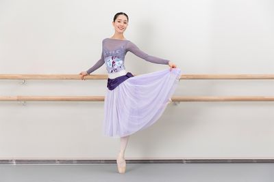 ずっと変わらぬ美しいボディラインをキープされている小野さん。秘訣を尋ねると「とにかくしっかり食べることです」との答え。特に夕食をきちんと摂るそうです。「和食を中心に、ご飯、お魚、お肉などバランスよくいただきます。メニューは名前のない家庭料理なんですけど（笑）、お醤油とみりん、酒、お砂糖で甘辛のおかずをよく作ります」（小野さん）。