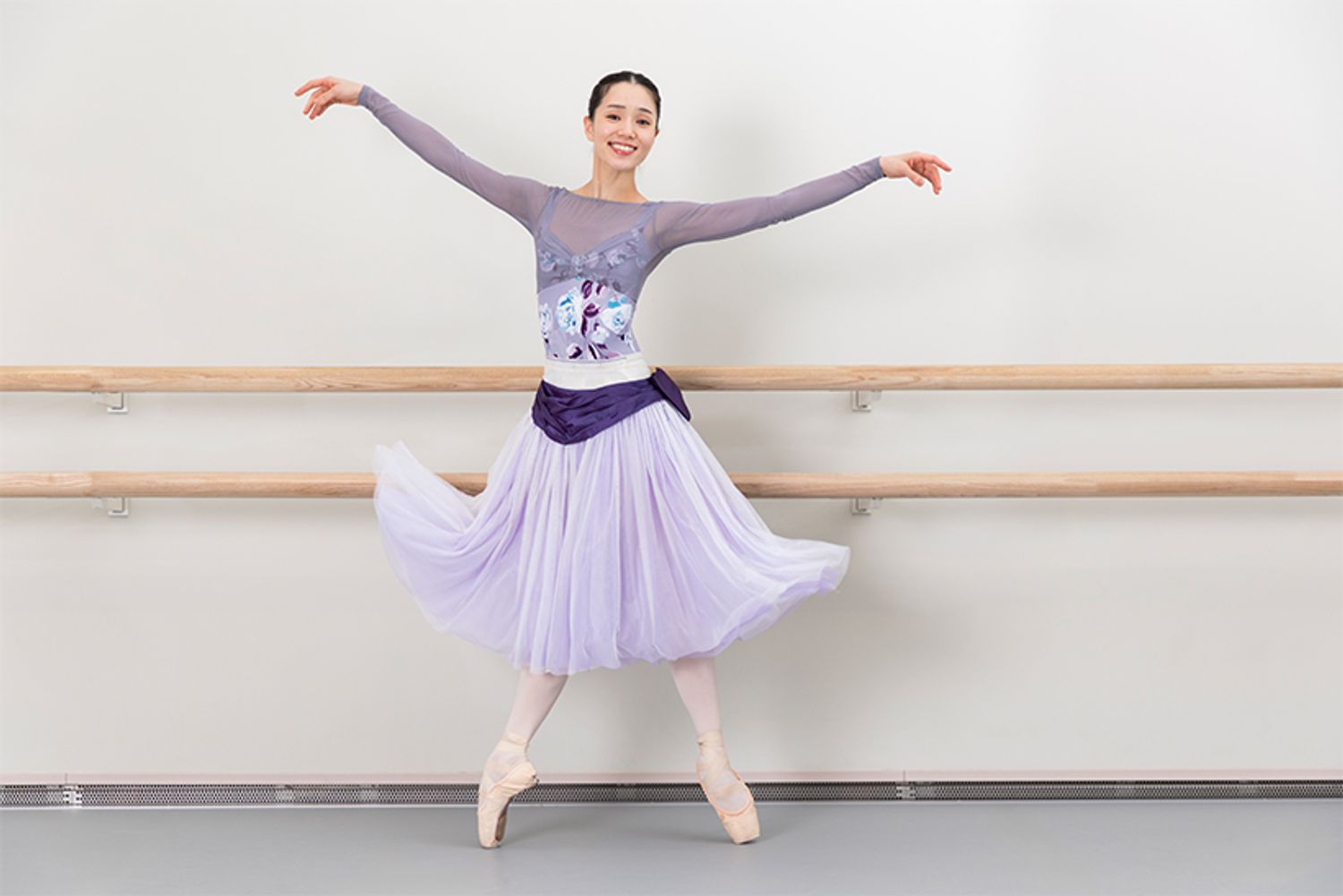 お姉さまがバレエを習っていたことがきっかけで、４歳でバレエを始めた小野さん。プロのダンサーになりたいと思ったのは意外にも高校２年生のとき。「学校で進路希望を出さなければならなくて、その時に初めてプロになりたいと思ったんです。それまでは、ただ楽しくて続けていたので、まさかこんなに長く踊ることになるとは夢にも思わなくて……。今は仕事として踊っているので、流石に楽しいという気持ちだけではなくなりましたが（笑）、それでもバレエが好きだという思いは変わりません」（小野さん）。