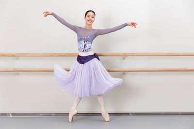 お姉さまがバレエを習っていたことがきっかけで、４歳でバレエを始めた小野さん。プロのダンサーになりたいと思ったのは意外にも高校２年生のとき。「学校で進路希望を出さなければならなくて、その時に初めてプロになりたいと思ったんです。それまでは、ただ楽しくて続けていたので、まさかこんなに長く踊ることになるとは夢にも思わなくて……。今は仕事として踊っているので、流石に楽しいという気持ちだけではなくなりましたが（笑）、それでもバレエが好きだという思いは変わりません」（小野さん）。