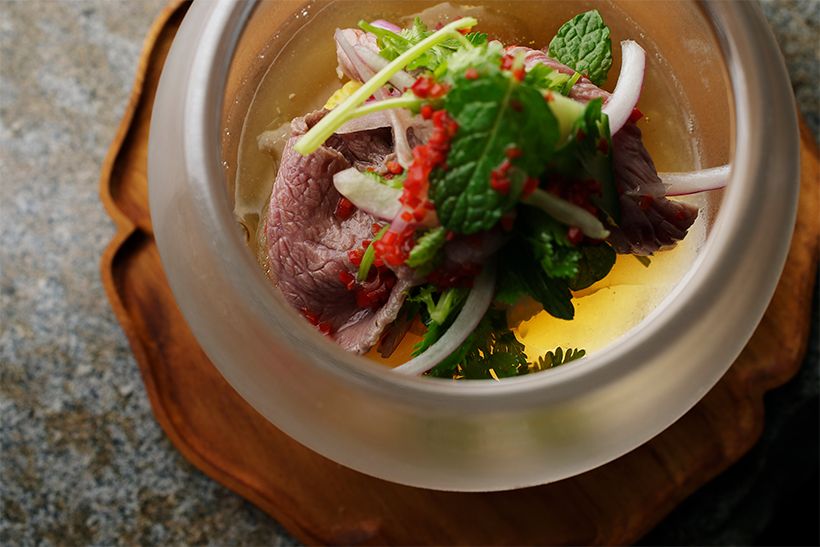 高森和牛の外モモの部位を使った、彩りも鮮やかな一皿。※当日のメニューは変更になる可能性があります。