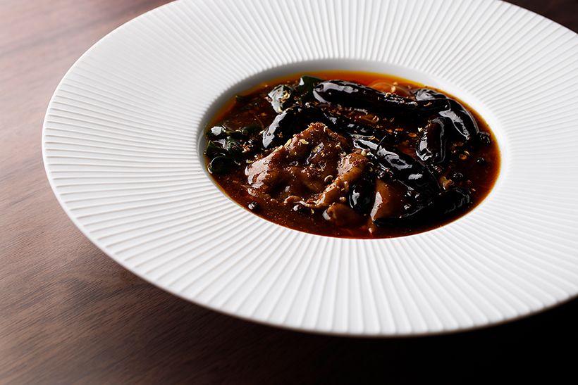 KOBAYASHI のシグネチャーともいえる「KOBAYASHI と NUMAMOTO」。四川料理の名品「水煮牛肉（シュイジューニューロー）」をシェフが再解釈した進化版。※当日のメニューは変更になる可能性があります。