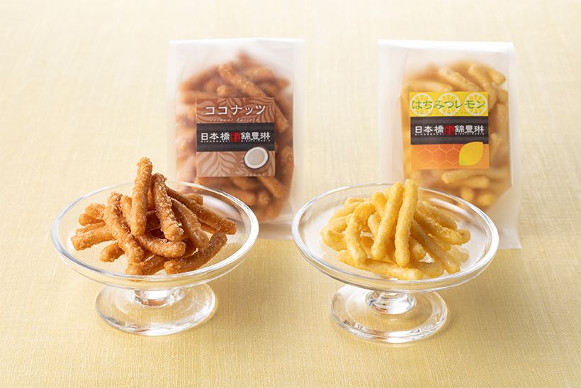 さっくりと軽やかな生地に、レモンの甘酸っぱさが爽やかな「はちみつレモンかりんとう」60グラム390円（右）。ココナッツのトロピカルな香りに、キャラメルペーストが隠し味の「ココナッツかりんとう」60グラム390円（左）。