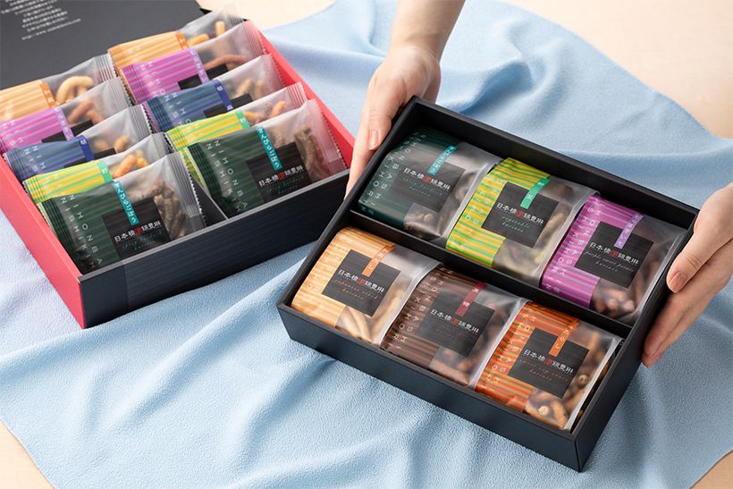 スタイリッシュなパッケージも美しい「かりんとう6個詰合せ」2566円(右)。東京土産にもおすすめ。食べきりサイズが嬉しい「かりん とう小袋10袋入」1728円(右)は、「きんぴらごぼう」「野菜」「むらさきいも」「和風だし」「胡麻」の計5種類が入る。