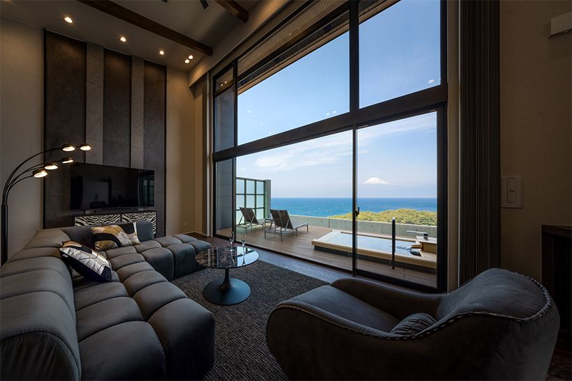 最も西側に位置する「蒼天（そうてん）」の部屋から望む景色。この部屋ではシェーズロングのあるソファで足を伸ばしてくつろげる。各部屋でソファの色はベージュや青、黄色など異なる。ソファやテーブルの形やデザイン、館内のアート作品などもそれぞれ違う。