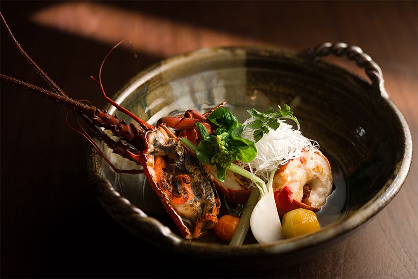 ディナーのメインの一つ、「伊勢海老の具足煮」。西伊豆・田子産の伊勢海老に、朝採れの新鮮な野菜を添えて。ぷりぷりの身や味噌、そして海老のうま味がしみ出した優しい味わいの鰹出汁ベースのスープまで、満足感のある一品。