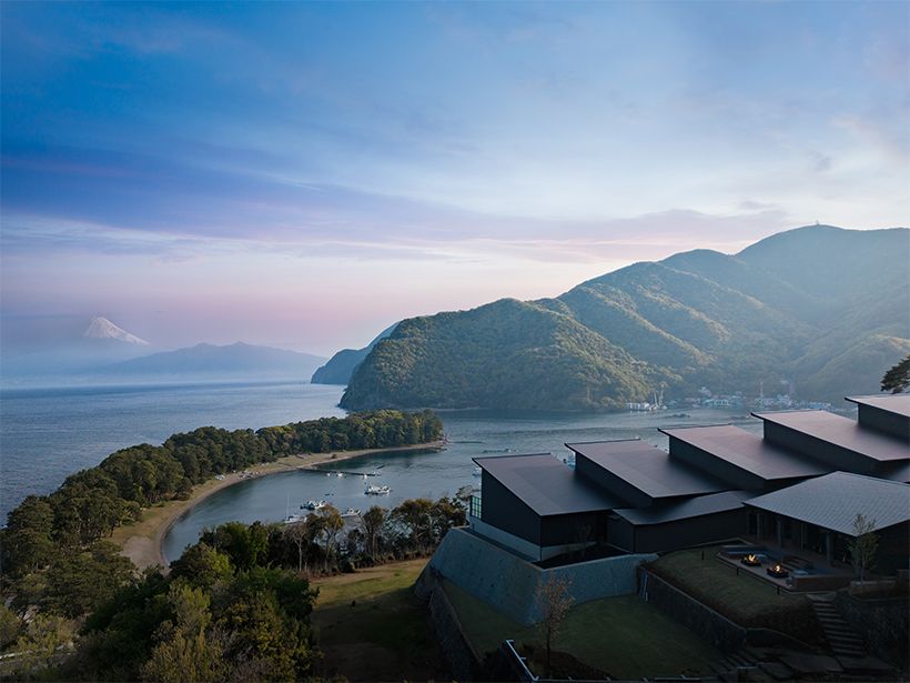 手前右に見えているのが、「夕陽見（ゆうひみ）テラス」と5棟の部屋。部屋からは、戸田港（写真中央）で底びき網漁などをしている船の様子を眺めることができる。左側は、港をゆるやかに包んでいるような形の御浜岬（みはまみさき）。