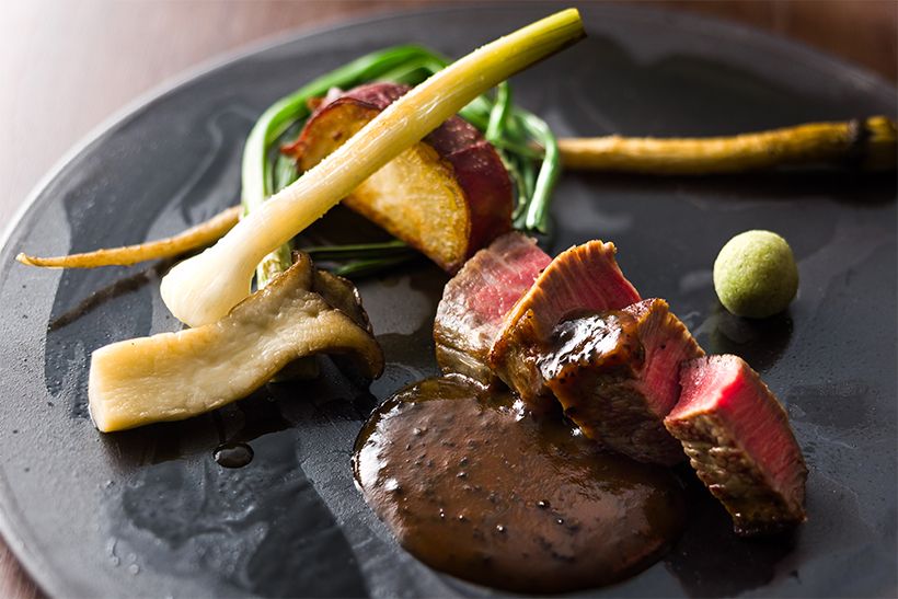 静岡県のブランド黒毛和牛「静岡そだち」の「頂上フィレステーキ」。黒トリュフが入った醤油ベースのソースでいただく。58度の低温で2時間調理したあと鉄板で焼き上げることでしっとりと仕上がり、きめ細かく柔らかな肉質を引き出している。