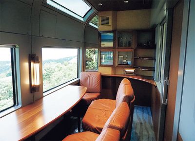 伊豆へと快走する｢サフィール踊り子｣。