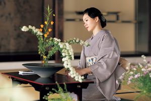 二階堂ふみさんの人気連載。池坊専宗さんの導きで人生初のいけばなに挑戦