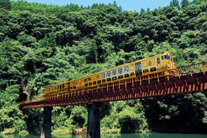 一皿ずつ運ばれるオリジナルメニューを満喫！博多と由布院を結ぶ「或る列車」