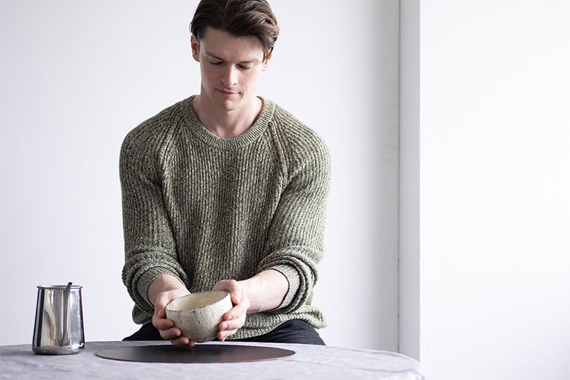 湯を注ぎ、ゆったりと茶碗を温めます。